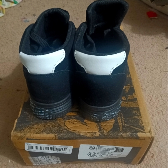 Temu Shoes - Brand new tennis shoes. Size 51/2 they are blk an white never been worn. Selling